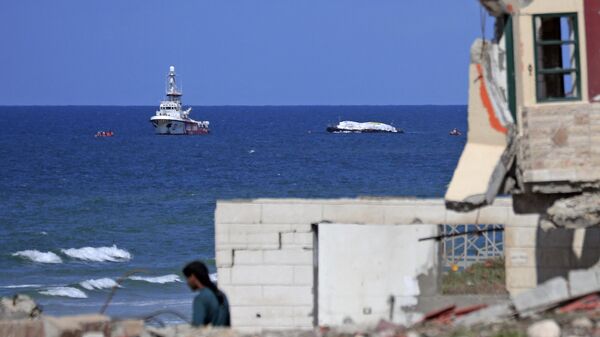 Navio Open Arms, que partiu de Lárnaca, no Chipre, e que transporta ajuda humanitária, aproxima-se da costa da Cidade de Gaza, Faixa de Gaza, em 15 de março de 2024 - Sputnik Brasil