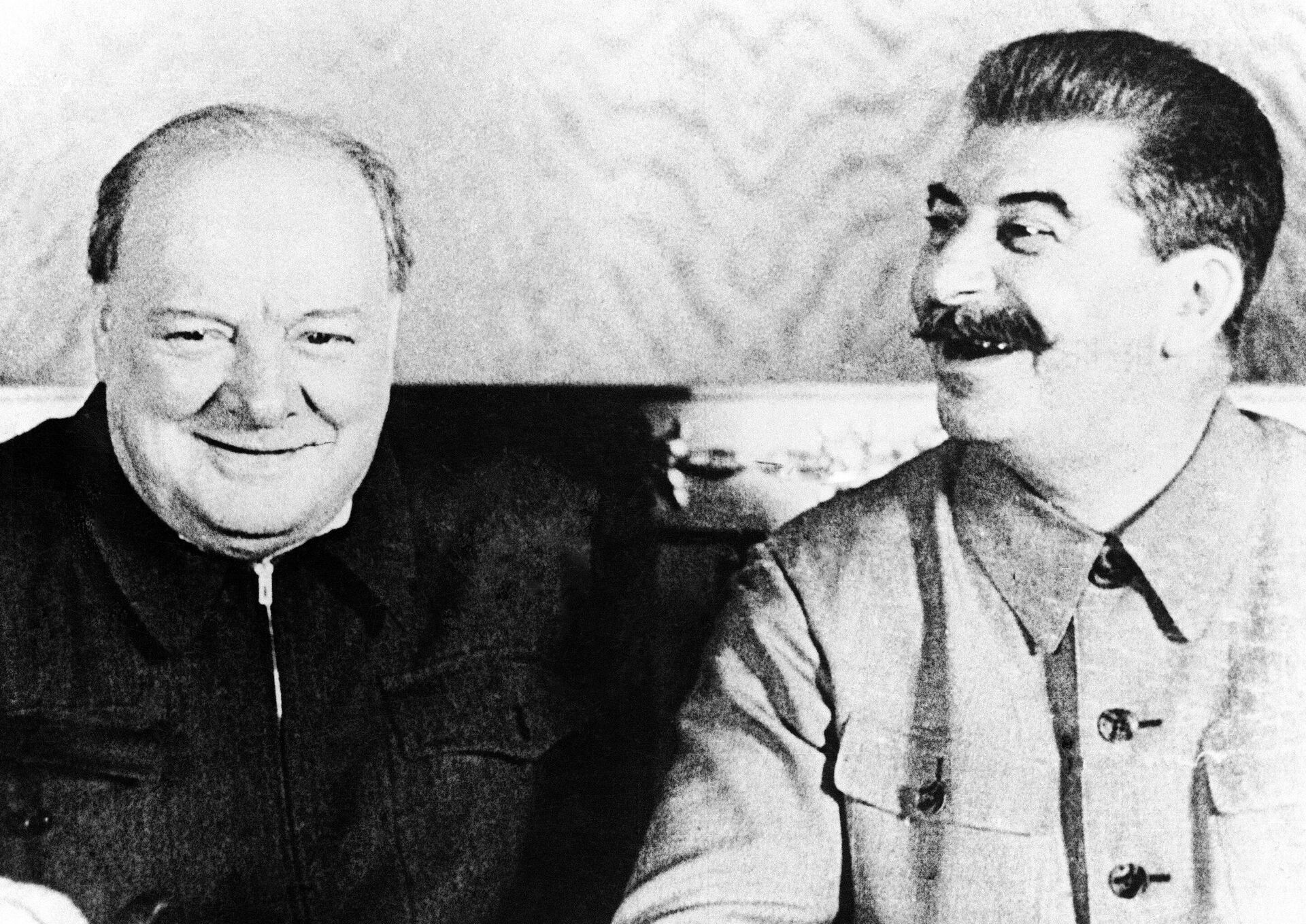 O então primeiro-ministro do Reino Unido, Winston Churchill (à esquerda) e o então secretário-geral do Partido Comunista da União Soviética, Josef Stalin, durante a conferência histórica entre as partes em Moscou, em 13 de setembro de 1942 - Sputnik Brasil, 1920, 15.03.2024