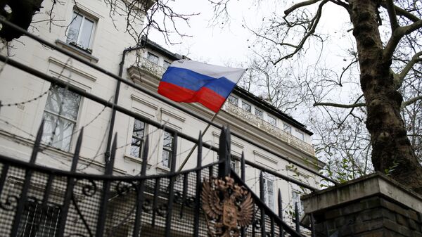Bandeira da Rússia tremula do lado de fora da Seção Consular da embaixada do país no Reino Unido, em Londres, em 22 de fevereiro de 2022 - Sputnik Brasil