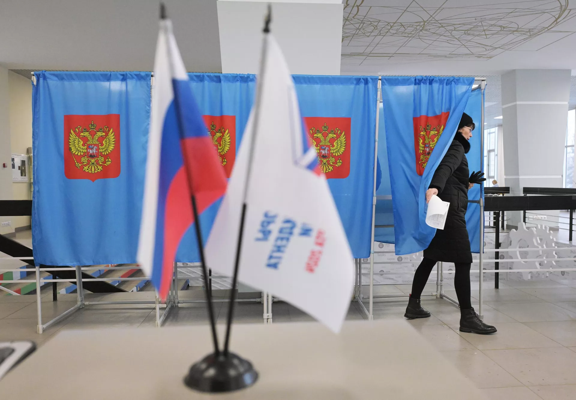 Mulher vota na eleição presidencial russa em uma urna eleitoral em Novossibirsk, Rússia, foto publicada em 16 de março de 2024 - Sputnik Brasil, 1920, 18.03.2024