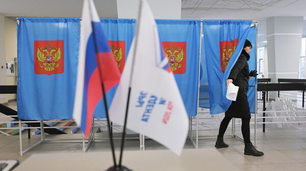 Mulher vota na eleição presidencial russa em uma urna eleitoral em Novossibirsk, Rússia, foto publicada em 16 de março de 2024 - Sputnik Brasil
