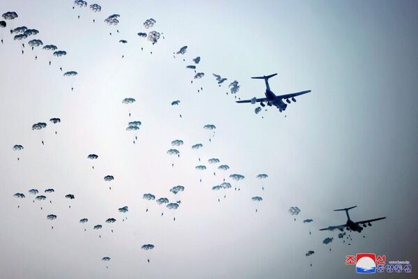 Desembarque de paraquedistas norte-coreanos durante os exercícios militares - Sputnik Brasil