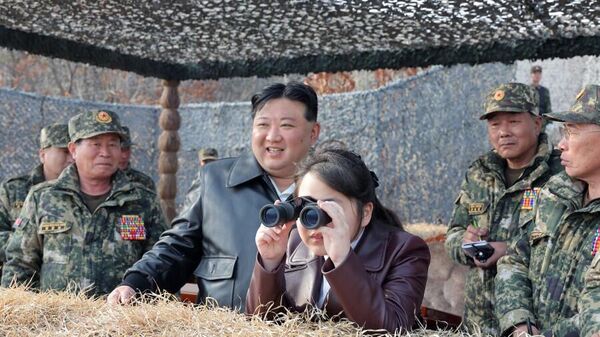 Kim Jong-un junto com sua filha inspecionando os exercícios - Sputnik Brasil