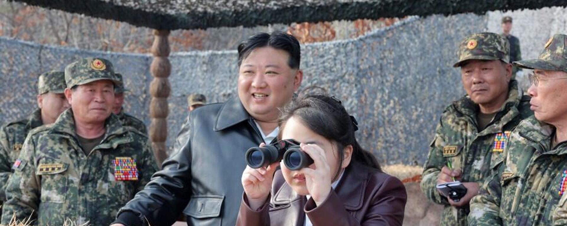 Kim Jong-un junto com sua filha inspecionando a prontidão dos soldados que participam dos exercícios - Sputnik Brasil, 1920, 16.03.2024