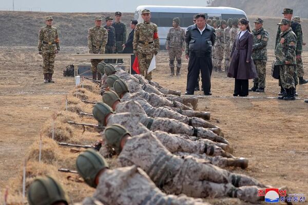 Soldados norte-coreanos carregando as armas diante do comando militar - Sputnik Brasil