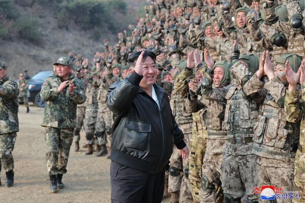 Kim Jong-un cumprimentando os soldados nos exercícios das forças aéreas - Sputnik Brasil