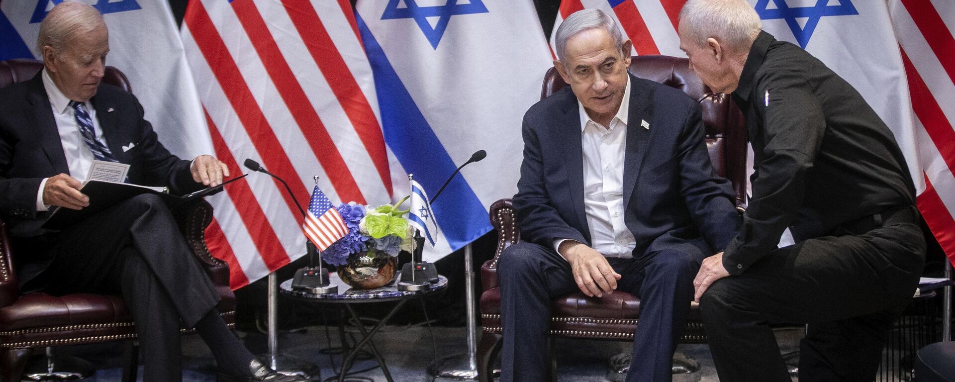O primeiro-ministro israelense, Benjamin Netanyahu (2nR), conversa com o ministro da Defesa, Yoav Gallant (R), durante sua reunião com o presidente dos EUA, Joe Biden (L), no início da reunião do gabinete de guerra israelense, em Tel Aviv, em 18 de outubro de 2023 - Sputnik Brasil, 1920, 16.03.2024