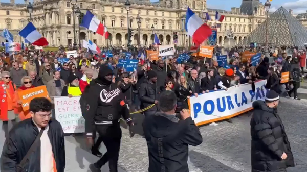 Manifestantes tomam conta das ruas de Paris exigindo que a França deixe a OTAN - Sputnik Brasil