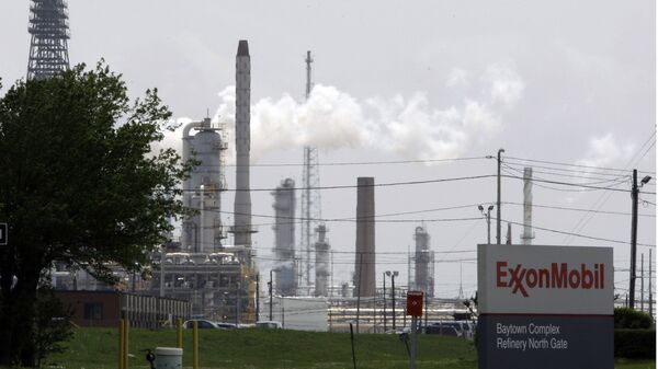 Arquivo: vapor sobe das torres de uma refinaria da Exxon Mobil em Baytown, Texas, EUA, 16 de abril de 2010 - Sputnik Brasil