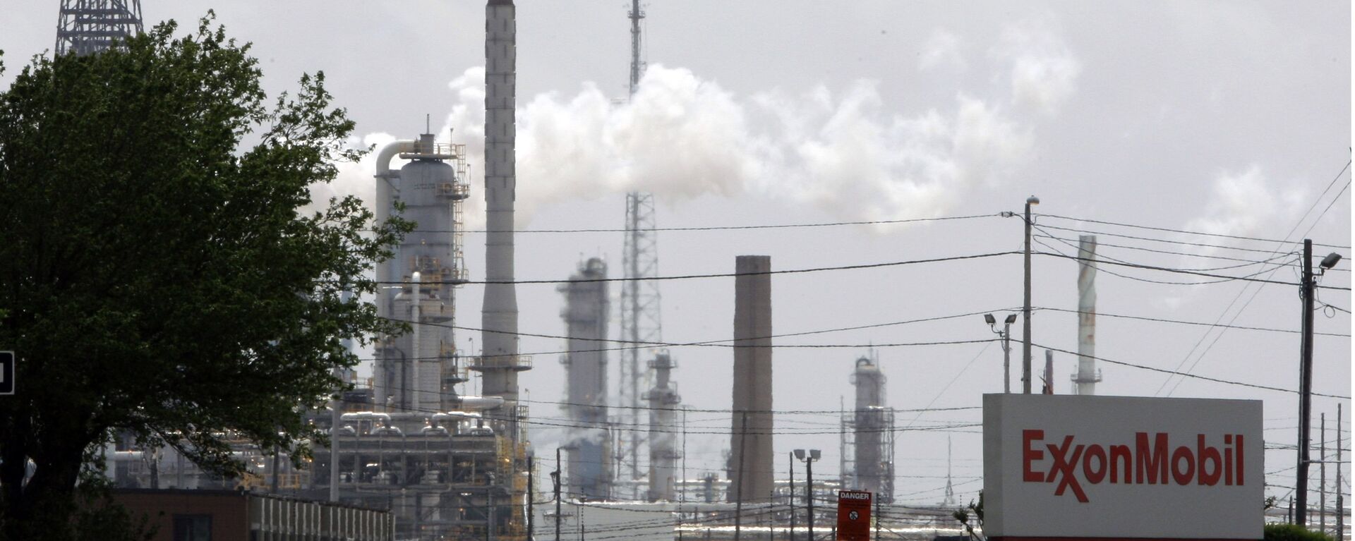 Arquivo: vapor sobe das torres de uma refinaria da Exxon Mobil em Baytown, Texas, EUA, 16 de abril de 2010 - Sputnik Brasil, 1920, 17.03.2024
