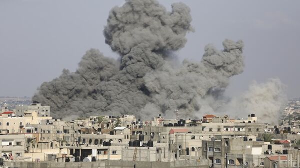 A fumaça sobe após os ataques aéreos israelenses em Rafah, sul da Faixa de Gaza, 12 de outubro de 2023 - Sputnik Brasil