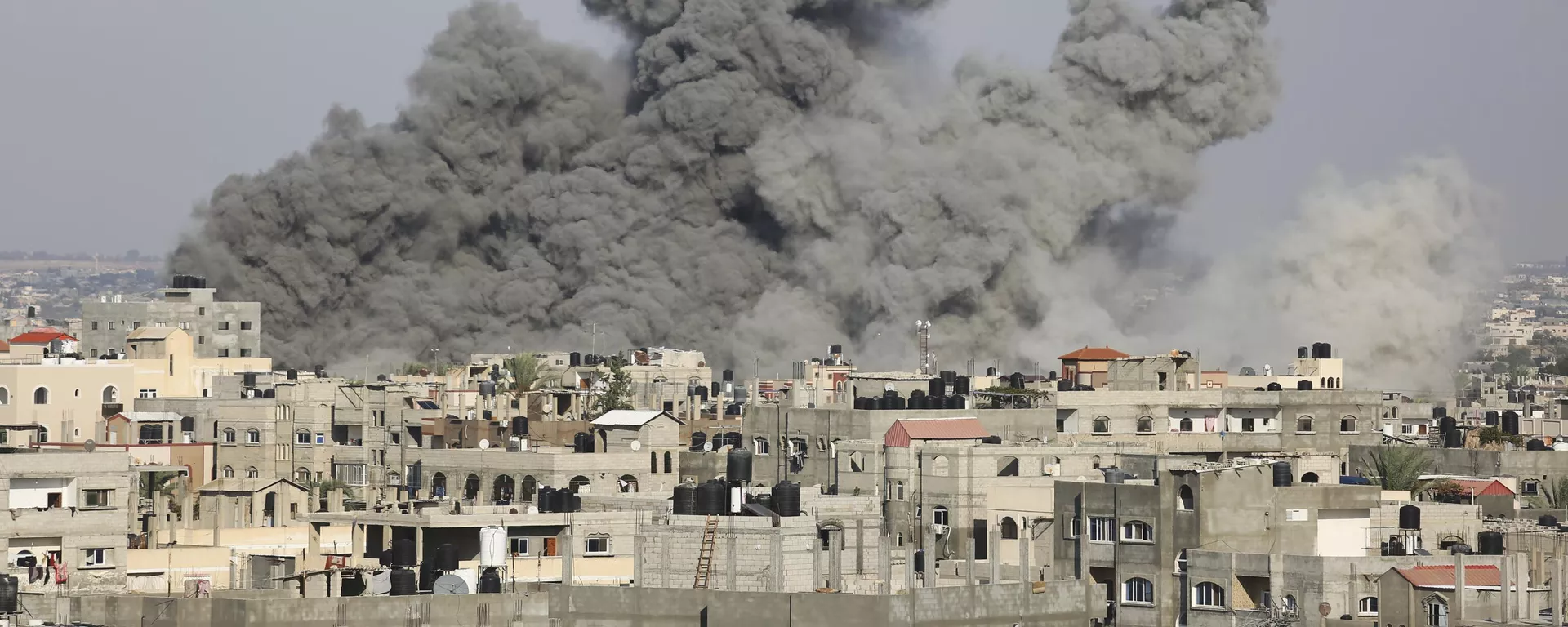 A fumaça sobe após os ataques aéreos israelenses em Rafah, sul da Faixa de Gaza, 12 de outubro de 2023 - Sputnik Brasil, 1920, 17.03.2024