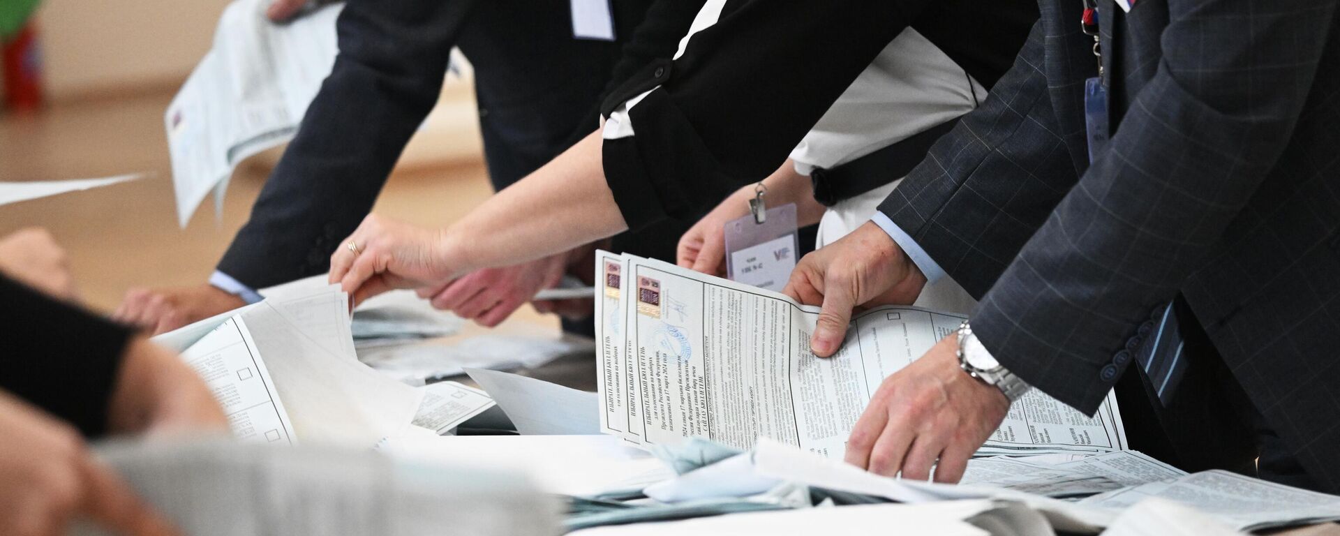 Membros da comissão eleitoral de Kazan contam os votos após o término da votação nas eleições presidenciais russas, em 17 de março de 2024 - Sputnik Brasil, 1920, 18.03.2024