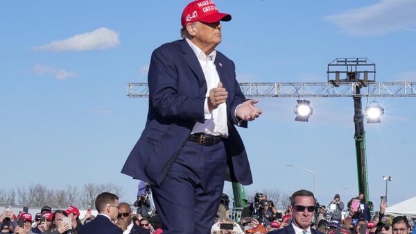 Donald Trump, candidato presidencial republicano e ex-presidente dos EUA (2017-2021), em frente a multidão após comício de campanha, , em Vandalia, Ohio, EUA, 16 de março de 2024 - Sputnik Brasil