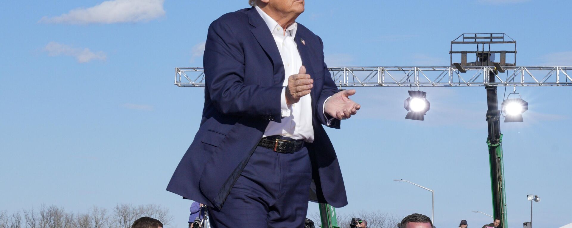 Donald Trump, candidato presidencial republicano e ex-presidente dos EUA (2017-2021), em frente a multidão após comício de campanha, , em Vandalia, Ohio, EUA, 16 de março de 2024 - Sputnik Brasil, 1920, 17.03.2024