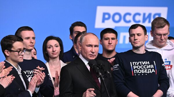 Candidato presidencial russo, atual presidente russo, Vladimir Putin, em reunião com representantes na sede eleitoral, 17 de março de 2024 - Sputnik Brasil