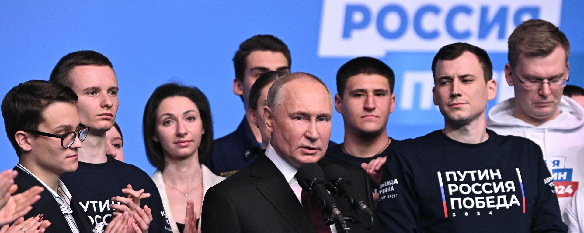 Candidato presidencial russo, atual presidente russo, Vladimir Putin, em reunião com representantes na sede eleitoral, 17 de março de 2024 - Sputnik Brasil, 1920, 17.03.2024