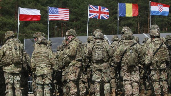 As tropas dos EUA, parte de uma missão da OTAN para melhorar a defesa da Polônia, se preparam para uma cerimônia oficial de boas-vindas em Orzysz, nordeste da Polônia, 13 de abril de 2017 - Sputnik Brasil