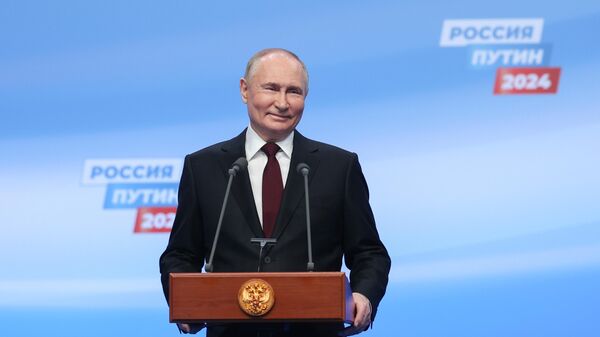 Vladimir Putin, candidato à presidência da Rússia e atual presidente, fala com jornalistas em sua sede eleitoral, em 18 de março de 2024 - Sputnik Brasil