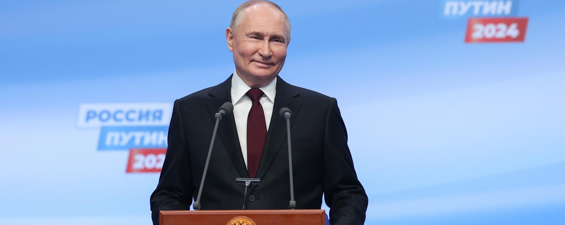 Vladimir Putin, candidato à presidência da Rússia e atual presidente, fala com jornalistas em sua sede eleitoral, em 18 de março de 2024 - Sputnik Brasil, 1920, 18.03.2024
