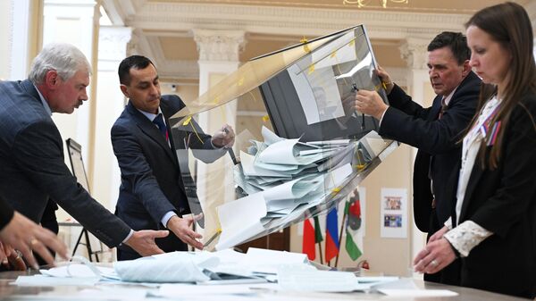 Membros da Comissão Eleitoral Distrital contam os votos após o término da votação nas eleições presidenciais russas na cidade russa de Kazan. Rússia, 17 de março de 2024 - Sputnik Brasil