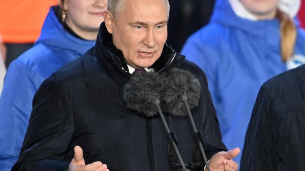 Vladimir Putin, presidente da Rússia, durante comício-concerto dedicado ao décimo aniversário da reunificação da Crimeia com a Rússia, na Praça Vermelha, em Moscou, Rússia, 18 de março de 2024 - Sputnik Brasil