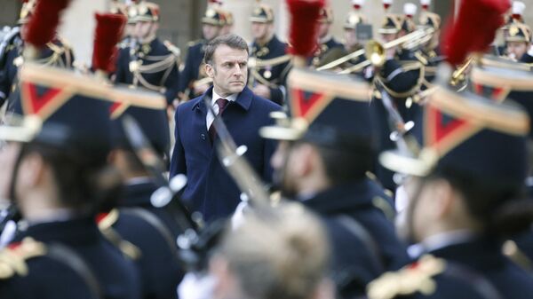 Emmanuel Macron, presidente francês, passa em revista as tropas nacionais durante cerimônia militar no pátio do Hotel Nacional dos Deficientes em Paris, França, 19 de fevereiro de 2024 - Sputnik Brasil
