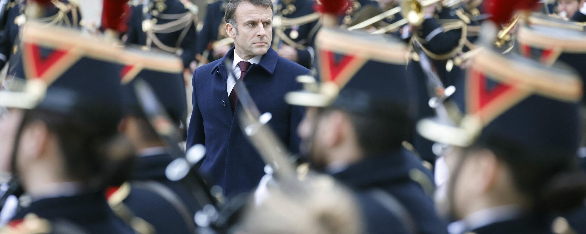 Emmanuel Macron, presidente francês, durante cerimônia militar em Paris. França, 19 de fevereiro de 2024 - Sputnik Brasil, 1920, 09.04.2024