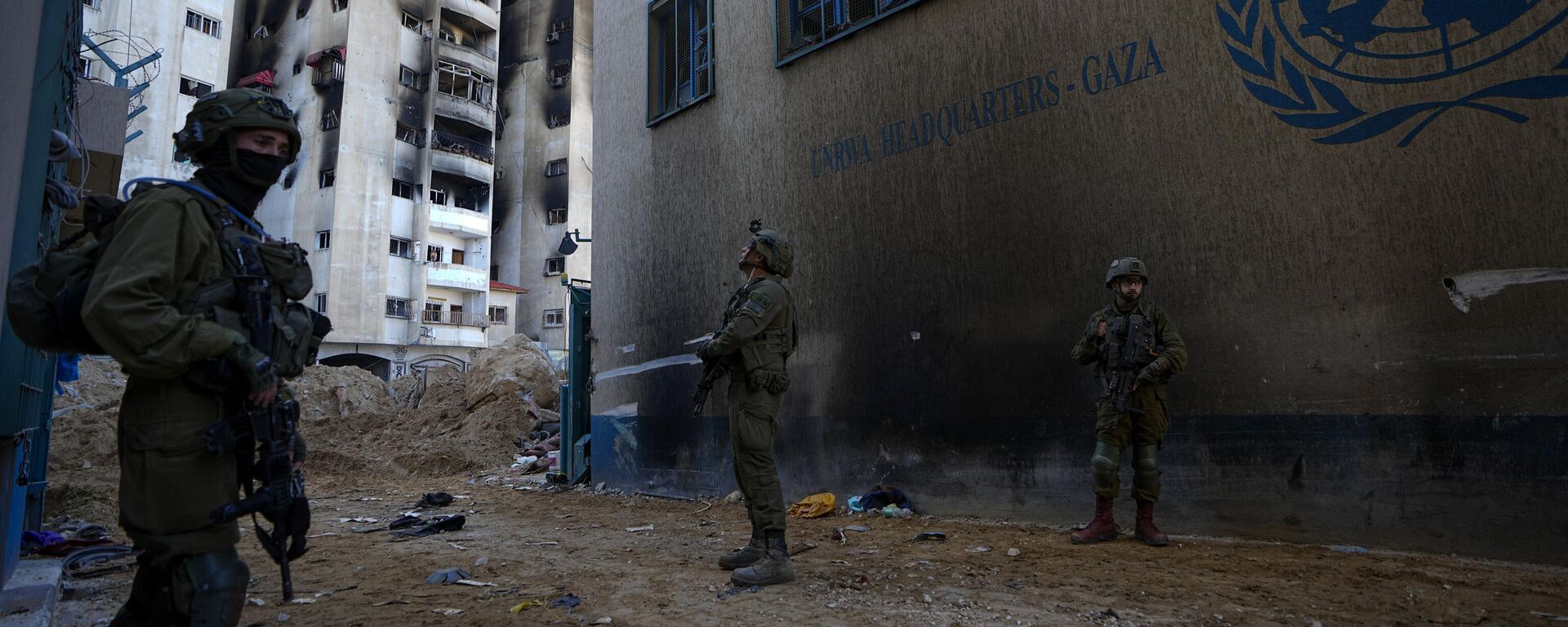 Prédio da Agência das Nações Unidas de Assistência aos Refugiados da Palestina no Próximo Oriente (UNRWA, na sigla em inglês) parcialmente destruída por militares israelenses sob a justificativa de encontrarem túneis usados pelo Hamas nas proximidades. Faixa de Gaza, 8 de fevereiro de 2024 - Sputnik Brasil, 1920, 19.03.2024