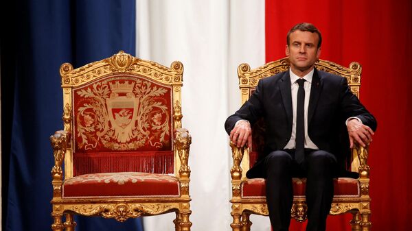 O presidente francês Emmanuel Macron participa de uma cerimônia oficial na prefeitura de Paris após sua posse formal como presidente da rança, 14 de maio de 2017 - Sputnik Brasil