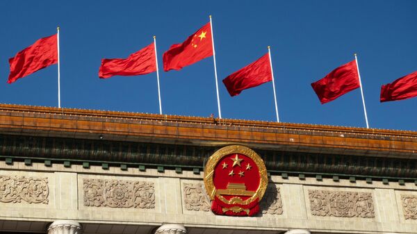 Bandeiras da China são vistas hasteadas no Grande Salão do Povo em Pequim - Sputnik Brasil