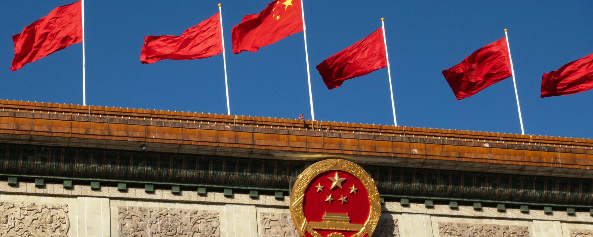 Bandeiras da China são vistas hasteadas no Grande Salão do Povo em Pequim - Sputnik Brasil, 1920, 20.03.2024