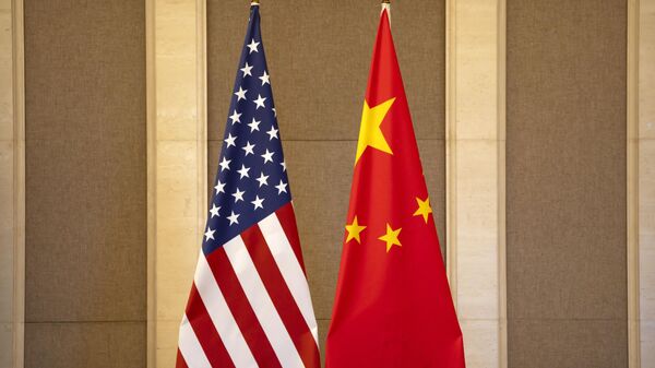 Bandeiras dos EUA e da China são vistas antes de uma reunião entre a secretária do Tesouro dos EUA, Janet Yellen, e o vice-primeiro-ministro chinês, He Lifeng, na Diaoyutai State Guesthouse em Pequim, em 8 de julho de 2023 - Sputnik Brasil