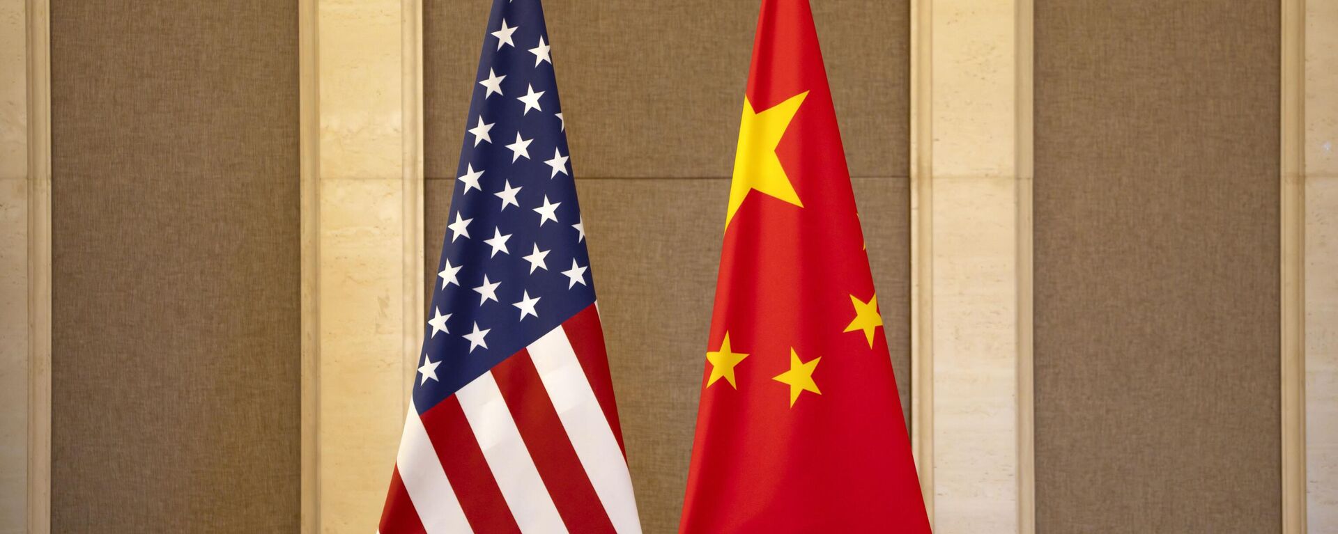 Bandeiras dos EUA e da China são vistas antes de uma reunião entre a secretária do Tesouro dos EUA, Janet Yellen, e o vice-primeiro-ministro chinês, He Lifeng, na Diaoyutai State Guesthouse em Pequim, em 8 de julho de 2023 - Sputnik Brasil, 1920, 20.03.2024