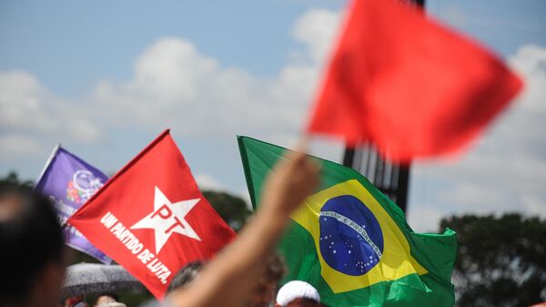 Pessoas segurando a bandeira do PT em Brasília (foto de arquivo) - Sputnik Brasil