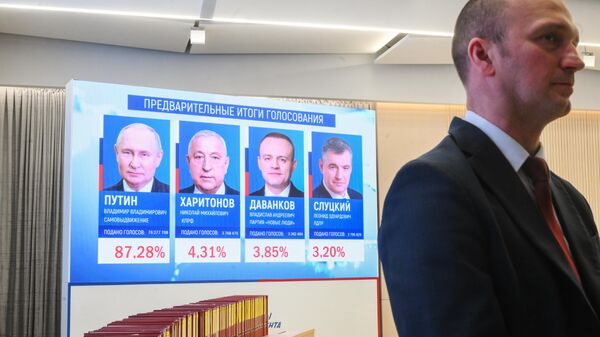 Reunião da Comissão Eleitoral Central da Rússia sobre os resultados finais da votação na eleição presidencial de 2024, com um écrã exibindo os dados dos votos para os candidatos - Sputnik Brasil