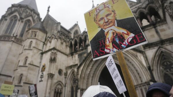 Manifestantes com cartazes de Julian Assange na entrada do Supremo Tribunal de Justiça em Londres, 21 de fevereiro de 2024 - Sputnik Brasil