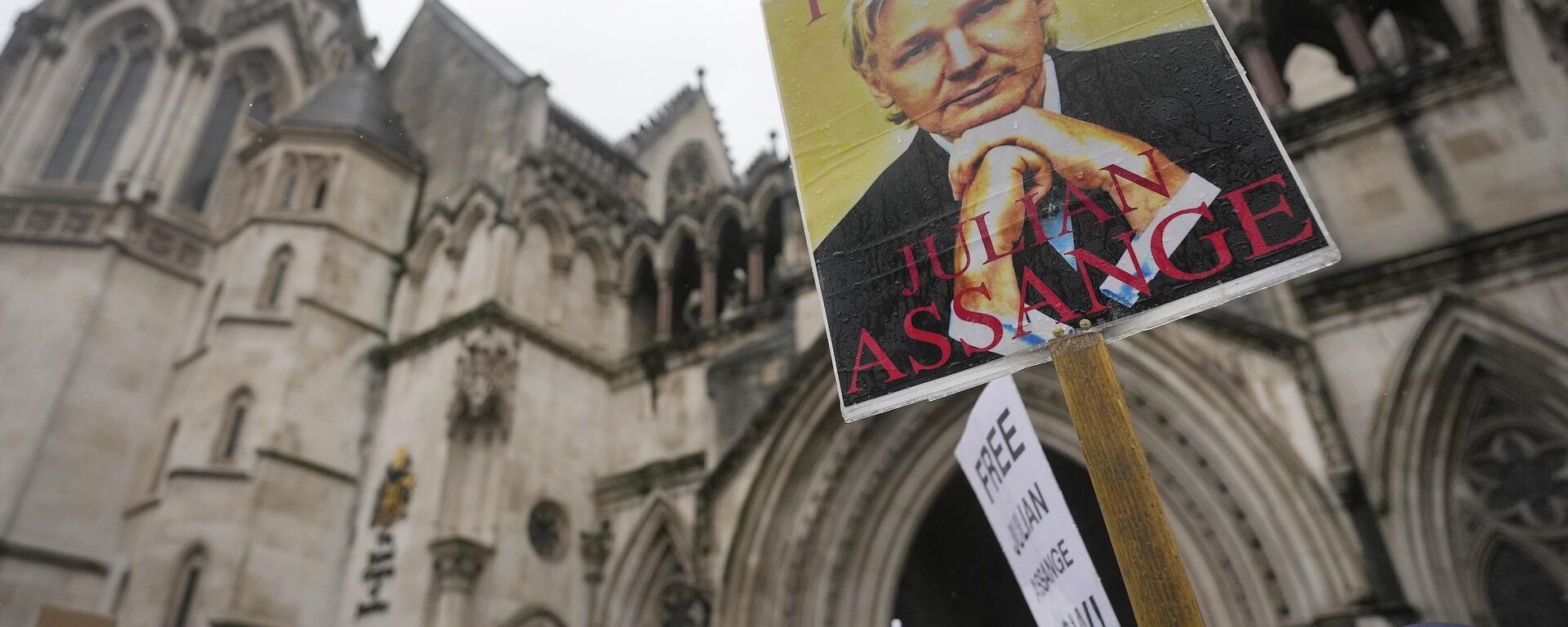 Manifestantes com cartazes de Julian Assange na entrada do Supremo Tribunal de Justiça em Londres, 21 de fevereiro de 2024 - Sputnik Brasil, 1920, 21.03.2024