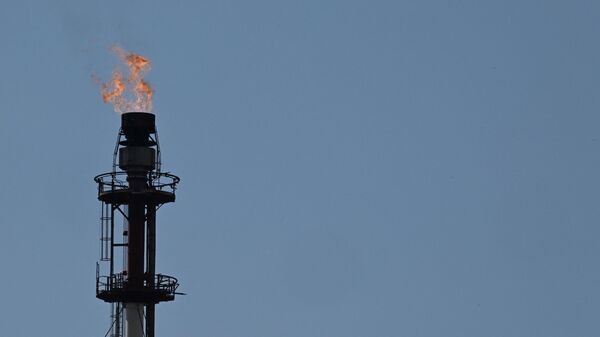 Uma tocha queimando gás na refinaria da TotalEnergies, em Donges, oeste da França (foto de arquivo) - Sputnik Brasil