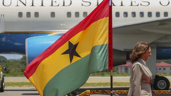 A vice-presidente dos EUA, Kamala Harris, sorri ao passar por uma bandeira de Gana ao chegar na capital, Acra, em 26 de março de 2023 - Sputnik Brasil