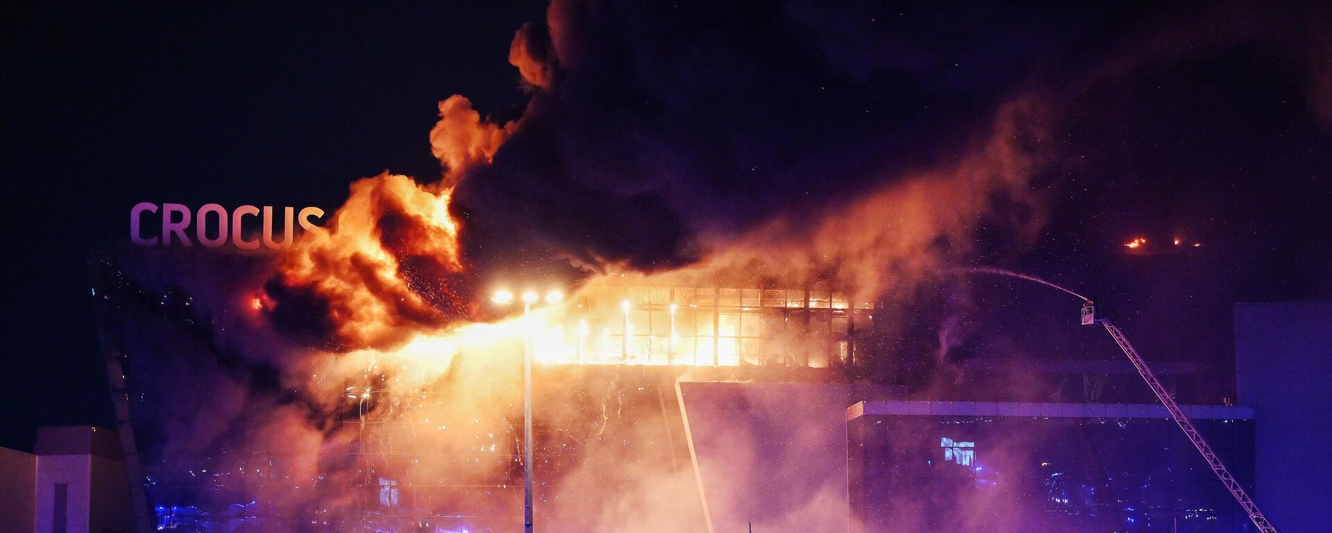 Incêndio destrói parcialmente teto do Crocus City Hall após tiroteio e mobiliza equipes de emergência no entorno de Moscou. Rússia, 22 de março de 2024 - Sputnik Brasil, 1920, 22.03.2024