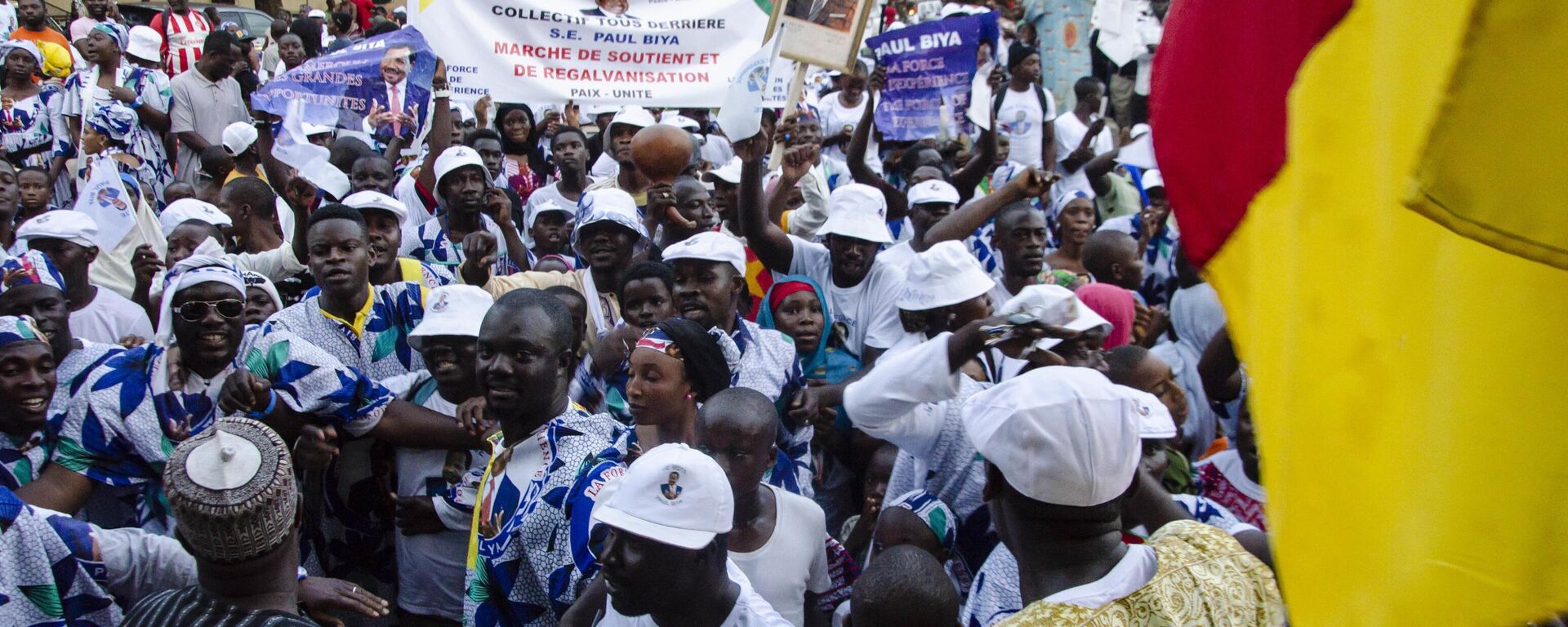 Apoiadores do atual presidente de Camarões, Paul Biya, do partido Agrupamento Democrático do Povo Camarones (RDPC, na sigla em francês), comemoram sua vitória eleitoral na capital, Yaoundé, em 22 de outubro de 2018 - Sputnik Brasil, 1920, 23.03.2024
