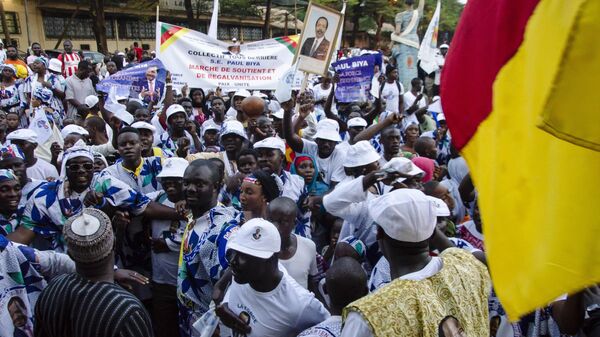 Apoiadores do atual presidente de Camarões, Paul Biya, do partido Agrupamento Democrático do Povo Camarones (RDPC, na sigla em francês), comemoram sua vitória eleitoral na capital, Yaoundé, em 22 de outubro de 2018 - Sputnik Brasil