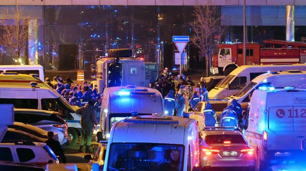 Equipes de emergência prestam atendimento nos arredores do Crocus City Hall após atentado terrorista. Rússia, 22 de março de 2024 - Sputnik Brasil