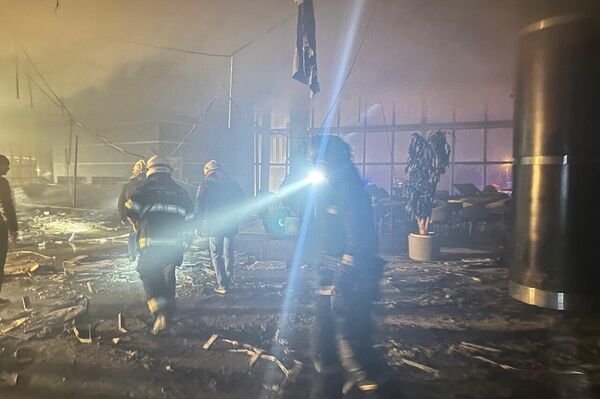 Bombeiros durante trabalho de rescaldo no teatro. - Sputnik Brasil
