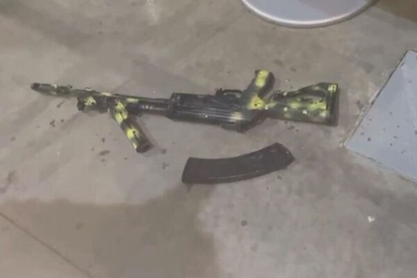Os terroristas que perpetraram o ataque foram armados com fuzis Kalashnikov. - Sputnik Brasil