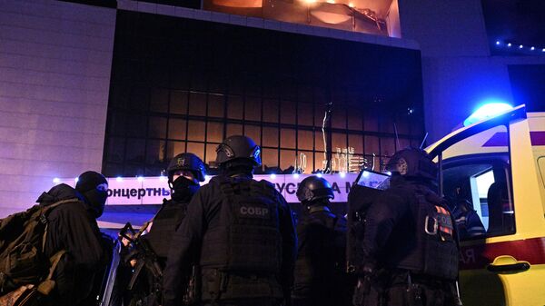 Membros das forças de segurança perto do salão de concertos Crocus City Hall, na região de Moscou - Sputnik Brasil