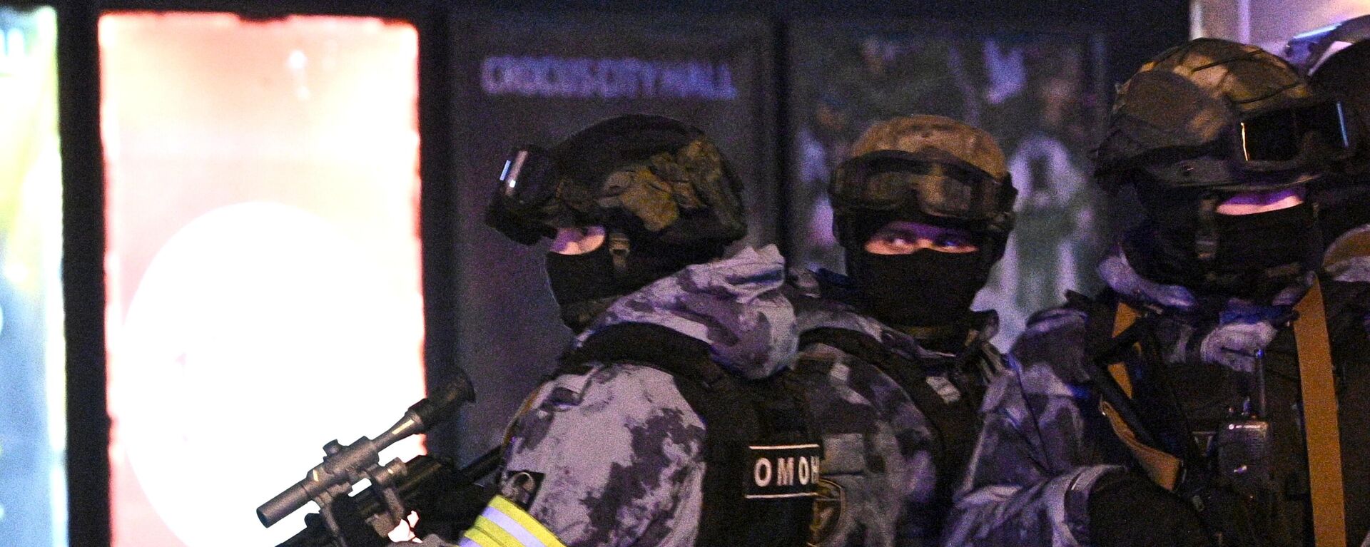 Agentes dos serviços de segurança junto à sala de concertos Crocus City Hall, na região de Moscou, onde ocorreu o ataque terrorista - Sputnik Brasil, 1920, 23.03.2024