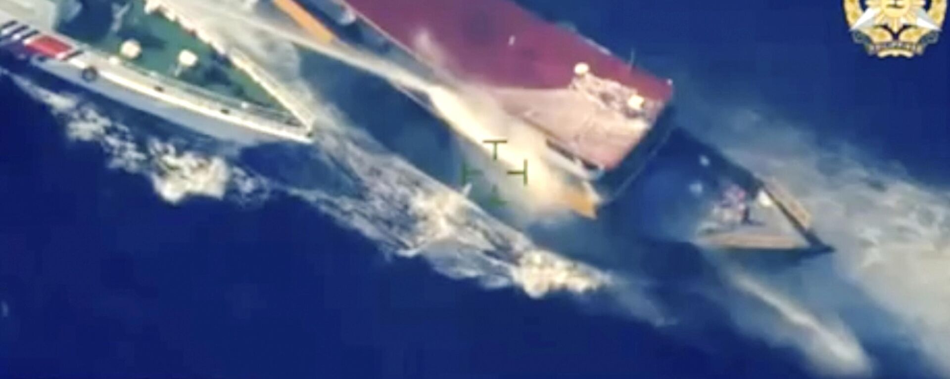 Navio da Guarda Costeira chinesa usa canhões de água e manobra de perto ao lado de um navio de reabastecimento filipino Unaizah May 4 ao se aproximar do atol Second Thomas Shoal, no disputado mar do Sul da China, em 23 de março de 2024 - Sputnik Brasil, 1920, 23.03.2024
