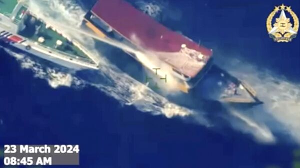 Navio da Guarda Costeira chinesa usa canhões de água e manobra de perto ao lado de um navio de reabastecimento filipino Unaizah May 4 ao se aproximar do atol Second Thomas Shoal, no disputado mar do Sul da China, em 23 de março de 2024 - Sputnik Brasil